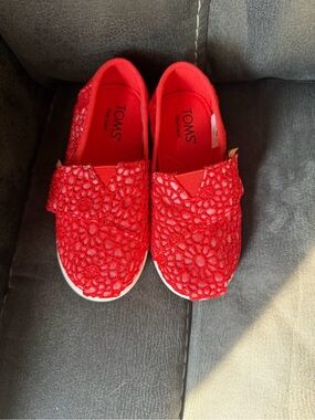 TOMS Kids Red Crochet Slip-On Alpargatas